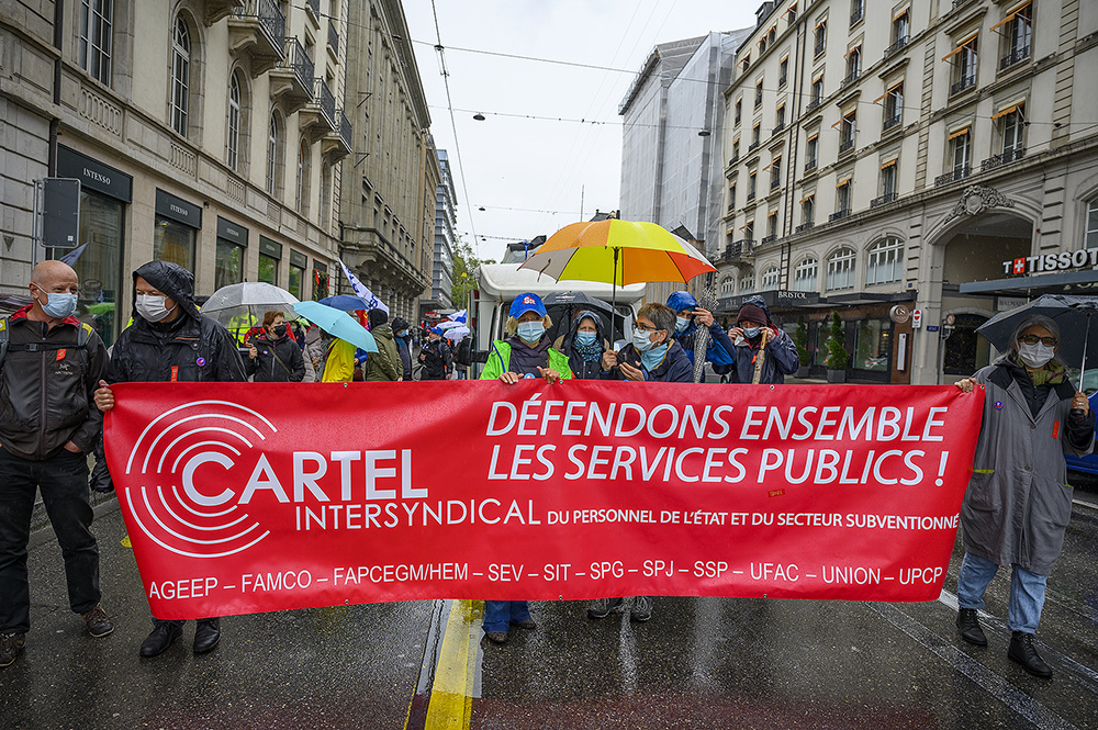 Cartel syndical, manifestant dans la rue sous la pluie